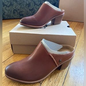 Brand new Ugg Lovisa mule in brown/tan size 5